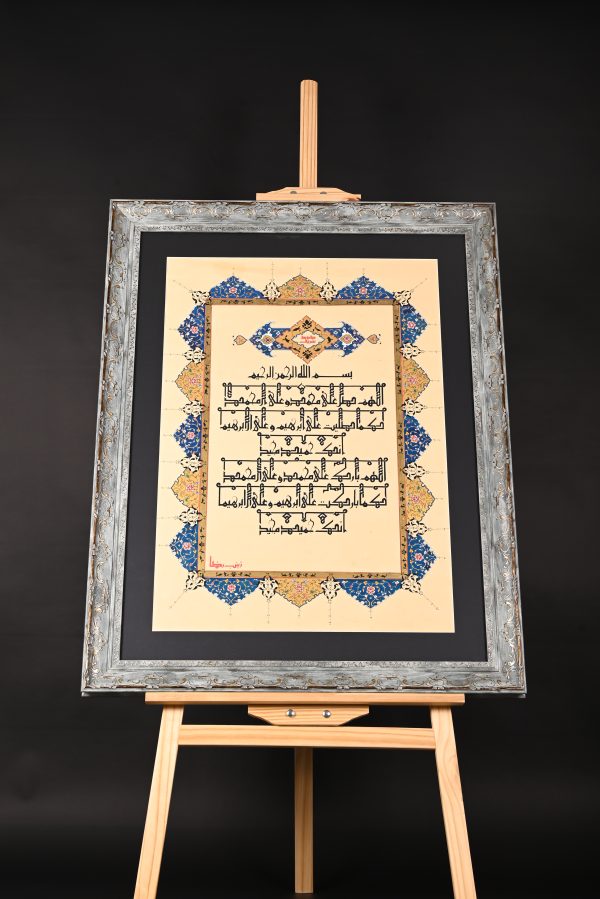 التوهج الهندسي: الفن الحديث مع لمسة من النيون